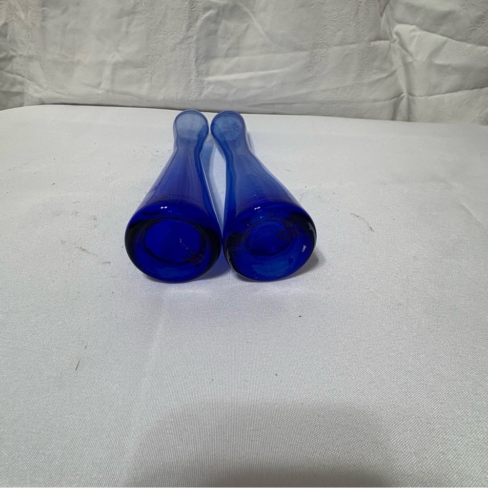Elegant cobalt blue glass hourglass-shaped bud vases - Picture 4 of 6
